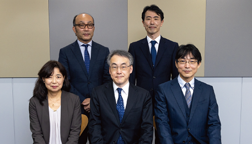 前列左から米沢みどり氏、須藤純吾氏、田口進也氏、後列左から大見由紀人氏、井上竜彦氏